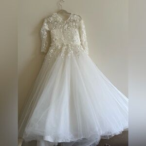 Girls-size 6/7-Cream 3/4 Sleeve Crew Neck Bridal or Pageant Gown